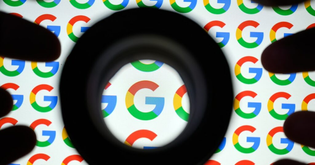 Le logo de Google à travers une loupe.