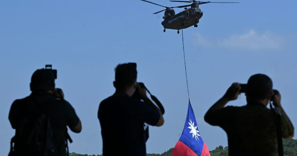 Un hélicoptère CH-47 faisant flotter le drapeau de Taïwan à la base militaire de Taoyuan, le 28 septembre 2021