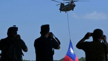 Un hélicoptère CH-47 faisant flotter le drapeau de Taïwan à la base militaire de Taoyuan, le 28 septembre 2021