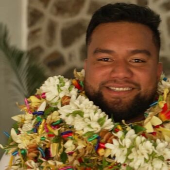 Wallis et Futuna : la tradition du collier de fleurs, un art coloré