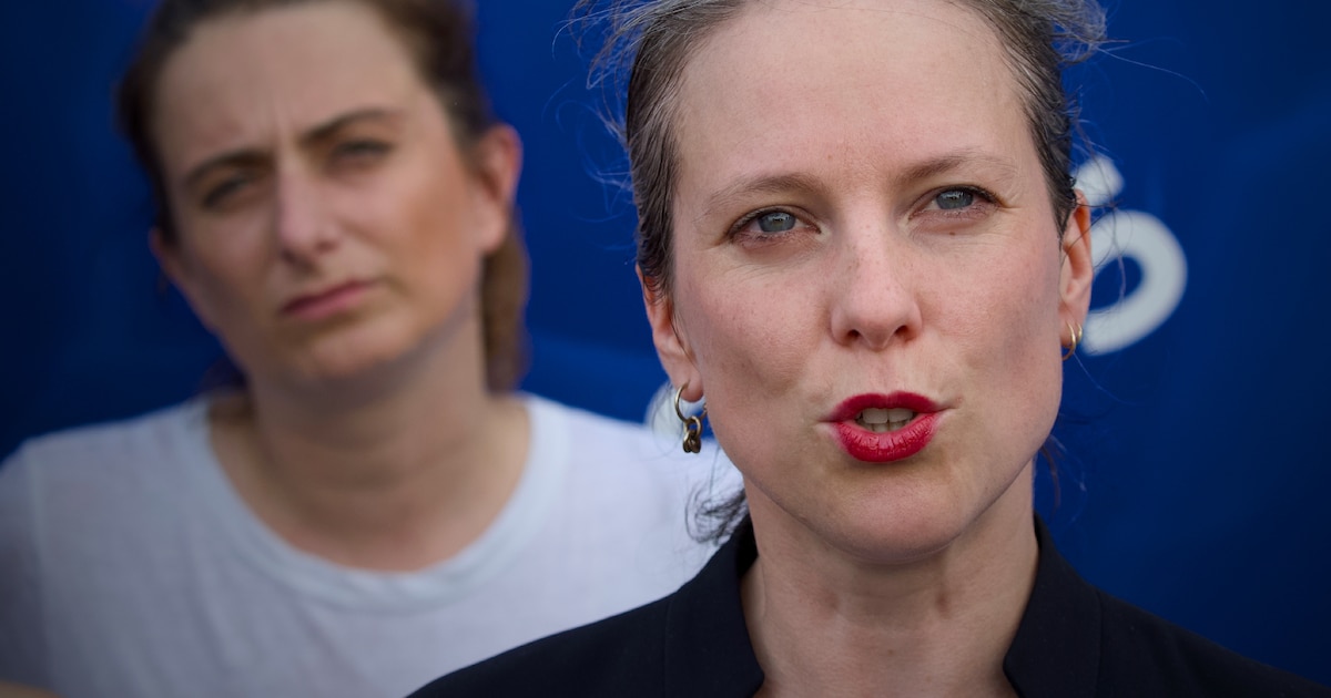 Marine Tondelier (g), la patronne des écologistes, et Lucie Castets, candidate du "Nouveau Front populaire" (NFP) au poste de Premier ministre, le 31 juillet 2024 à la Chapelle-Saint-Mesmin, près d'Orleans