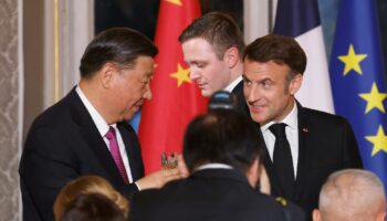 Les présidents chinois Xi Jinping et français Emmanuel Macron le 6 mai 2024 au palais de l'Elysée à Paris