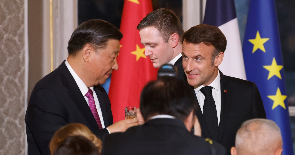 Les présidents chinois Xi Jinping et français Emmanuel Macron le 6 mai 2024 au palais de l'Elysée à Paris