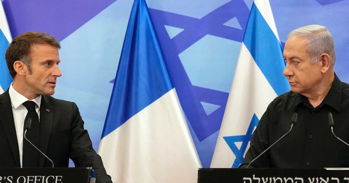 Le président français Emmanuel Macron (g) et le Premier ministre israélien Benjamin Netanyahu, le 24 octobre 2023 à Jérusalem