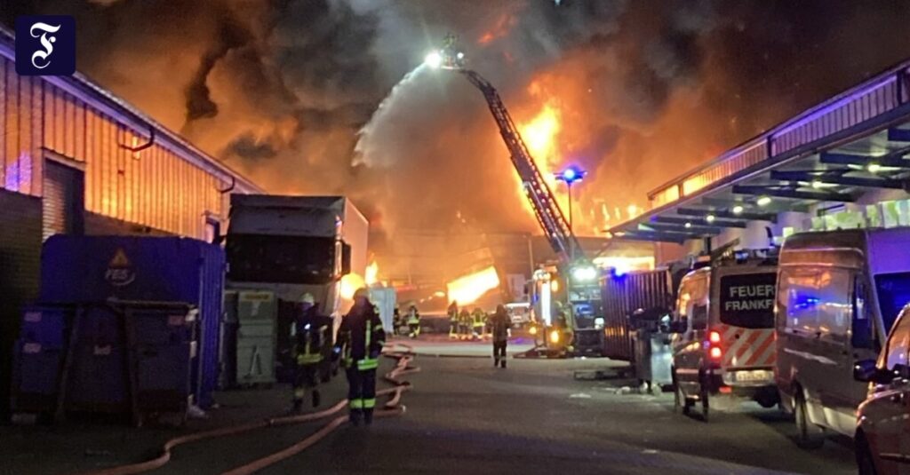 Lagerhalle brennt in Fechenheim