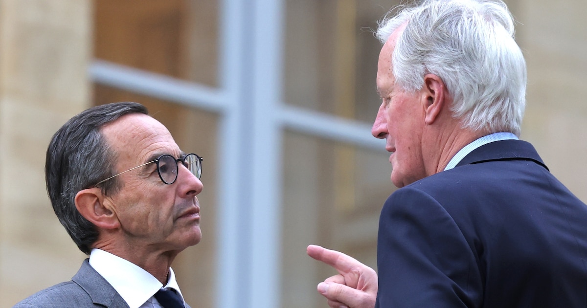 Le Premier ministre Michel Barnier (d) et le ministre de l'Intérieur Bruno Retailleau à l'issue du séminaire gouvernemental à l'hôtel Matignon, le 27 septembre 2024 à Paris