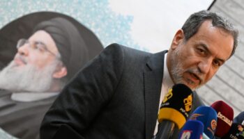 Le ministre iranien des Affaires étrangères, Abbas Araghchi, s'adresse à la presse à Damas, avec en arrière plan un portrait du chef du Hezbollah tué, Hassan Nasrallah, le 5 octobre 2024