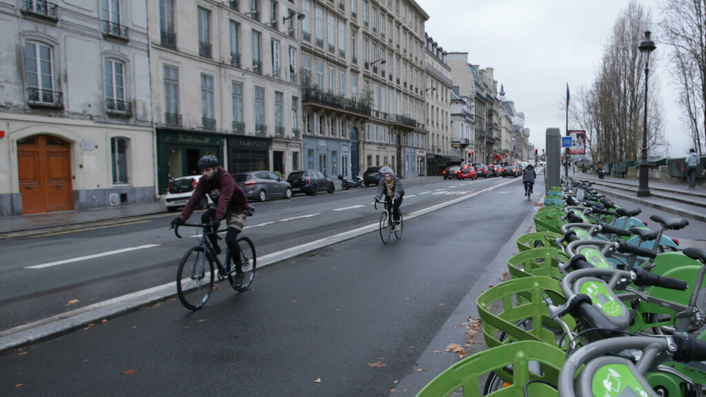 À Paris, un cycliste de 27 ans meurt écrasé par un automobiliste après une altercation