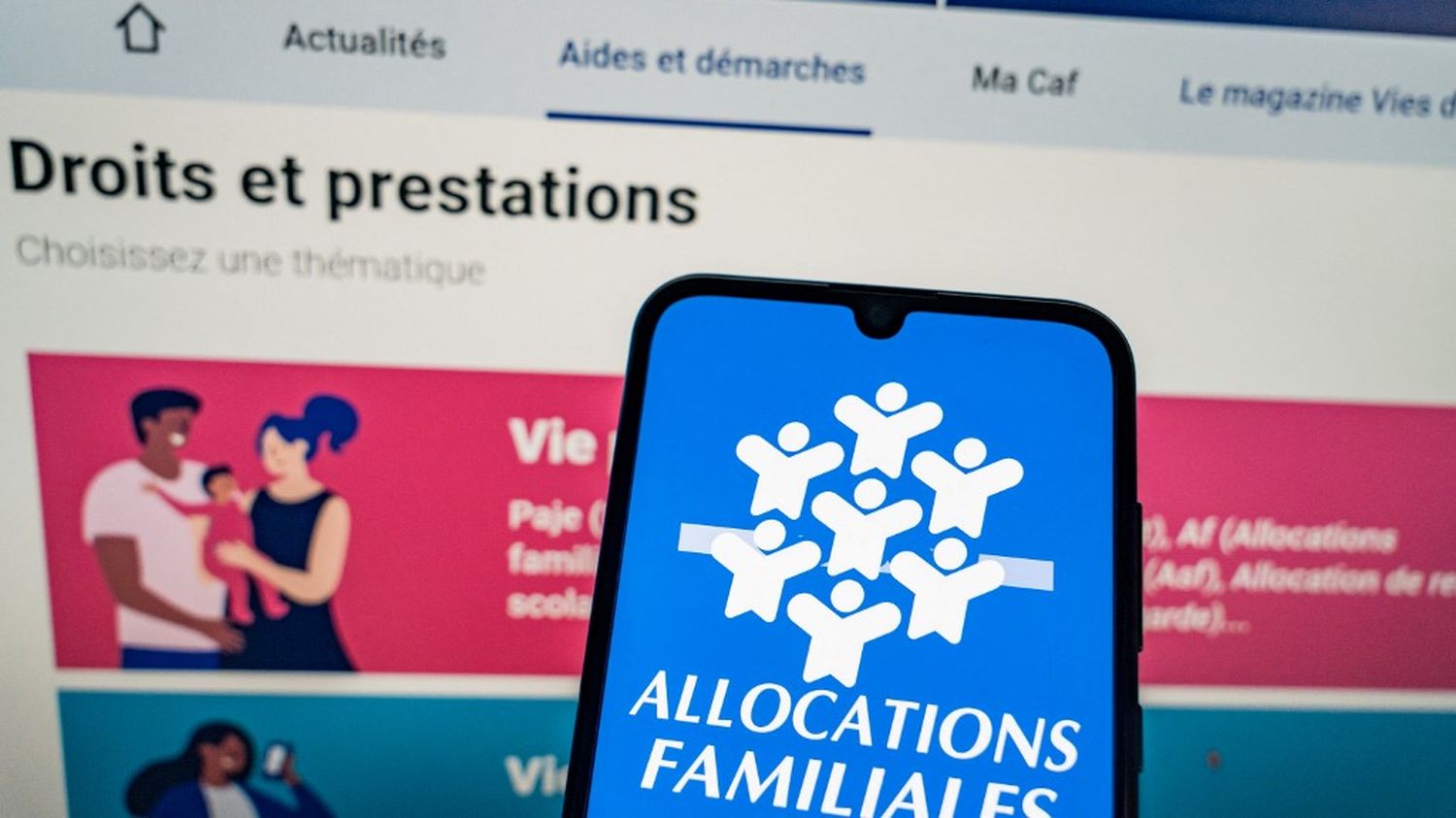 Allocations familiales : des associations réclament l'interdiction de l'algorithme anti-fraude utilisé par la Cnaf, jugé discriminant