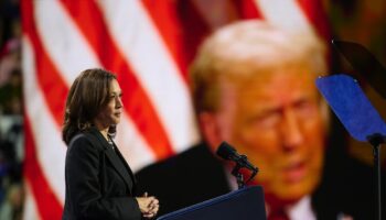 La vice-présidente américaine et candidate démocrate Kamala Harris, devant une vidéo montrant son adversaire Donald Trump, lors d'un meeting à Erié en Pennsylvanie, le 14 octobre 2024