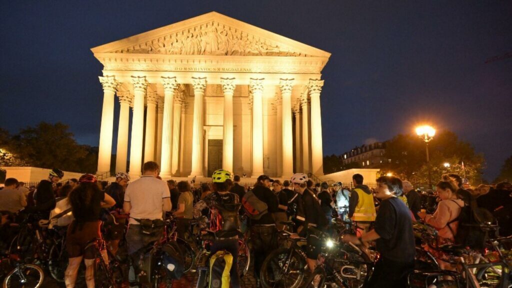 Cyliste tué à Paris : un hommage à Paul organisé à la Madeleine rassemble des centaines de personnes