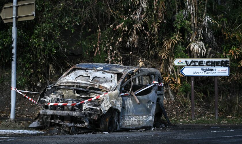 Colère contre la vie chère en Martinique : plusieurs véhicules incendiés pendant la nuit, avant la reprise des négociations