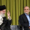 Le guide suprême iranien Ali Khamenei (à gauche) et le président iranien Masoud Pezeshkian (à droite) rencontrent des universitaires des pays islamiques pour la 38e Conférence internationale de l'unité islamique à Téhéran, en Iran, le 21 septembre 2024.