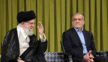 Le guide suprême iranien Ali Khamenei (à gauche) et le président iranien Masoud Pezeshkian (à droite) rencontrent des universitaires des pays islamiques pour la 38e Conférence internationale de l'unité islamique à Téhéran, en Iran, le 21 septembre 2024.