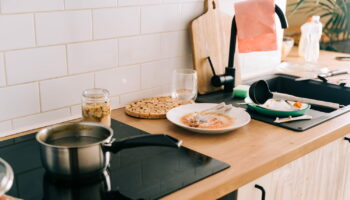 Il faut le laver tous les jours, mais presque personne ne le fait - C'est pourtant l'endroit le plus sale de la cuisine