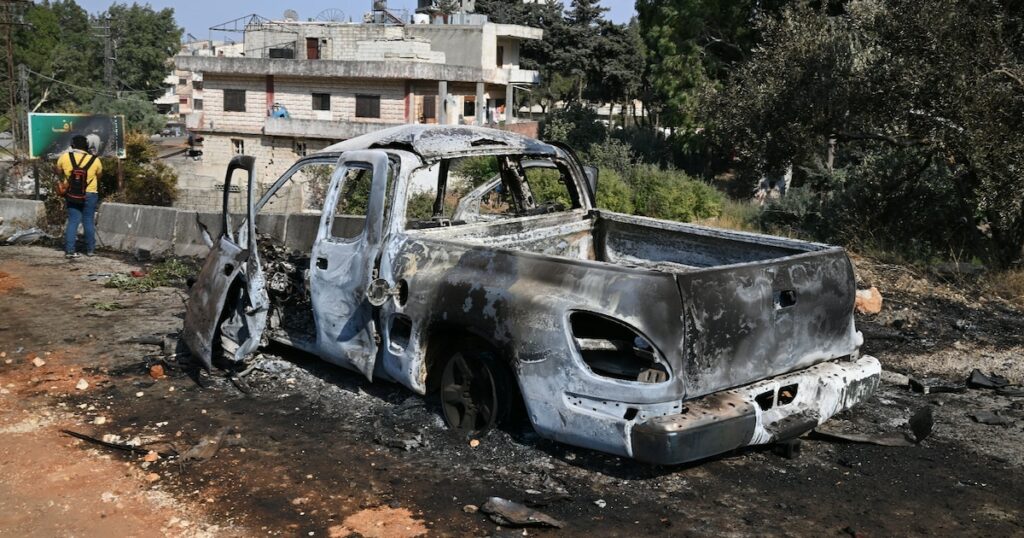 Un véhicule calciné après des frappes israéliennes près de Mesyaf, dans la province de Hama, en Syrie, le 9 septembre 2024