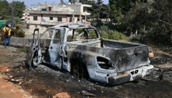 Un véhicule calciné après des frappes israéliennes près de Mesyaf, dans la province de Hama, en Syrie, le 9 septembre 2024