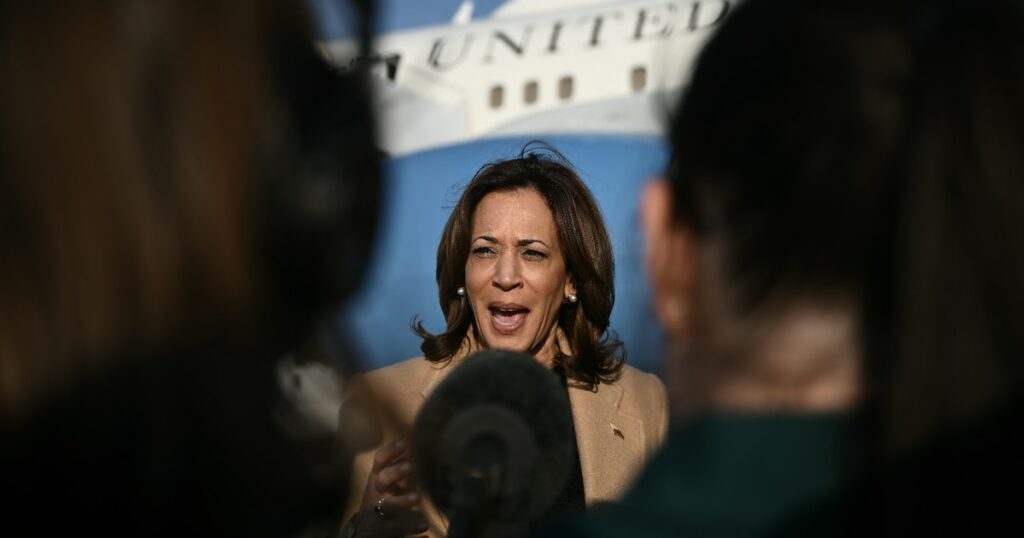 La vice-présidente américaine Kamala Harris, candidate démocrate à la Maison Blanche, devant la presse avant un déplacement de campagne en Caroline du Nord (Etats-Unis) le 13 octobre 2024