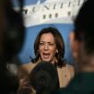 La vice-présidente américaine Kamala Harris, candidate démocrate à la Maison Blanche, devant la presse avant un déplacement de campagne en Caroline du Nord (Etats-Unis) le 13 octobre 2024