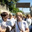 Une marche à Mazan (Vaucluse) pour soutenir Gisèle Pélicot et protester contre les violences faites aux femmes, le 5 octobre 2024