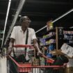 Des clients font leurs courses dans un supermarché de Fort-de-France, en Martinique, le 14 octobre 2024