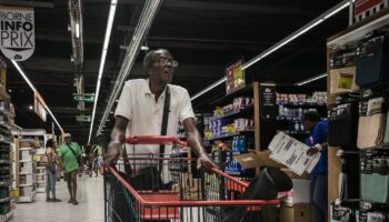 Des clients font leurs courses dans un supermarché de Fort-de-France, en Martinique, le 14 octobre 2024