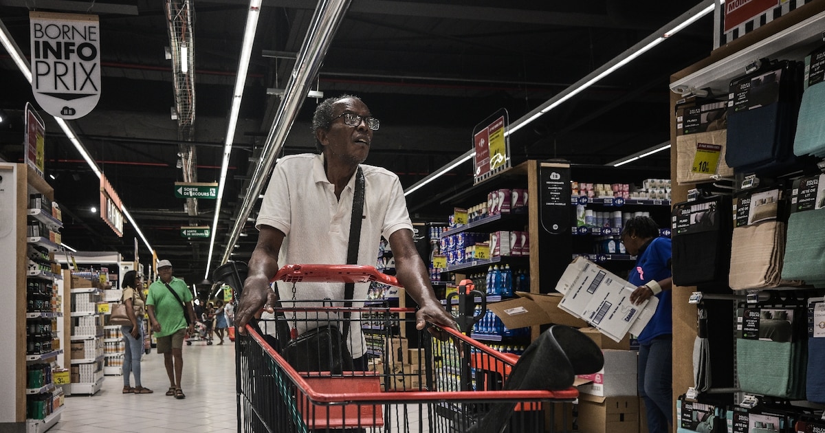 Des clients font leurs courses dans un supermarché de Fort-de-France, en Martinique, le 14 octobre 2024