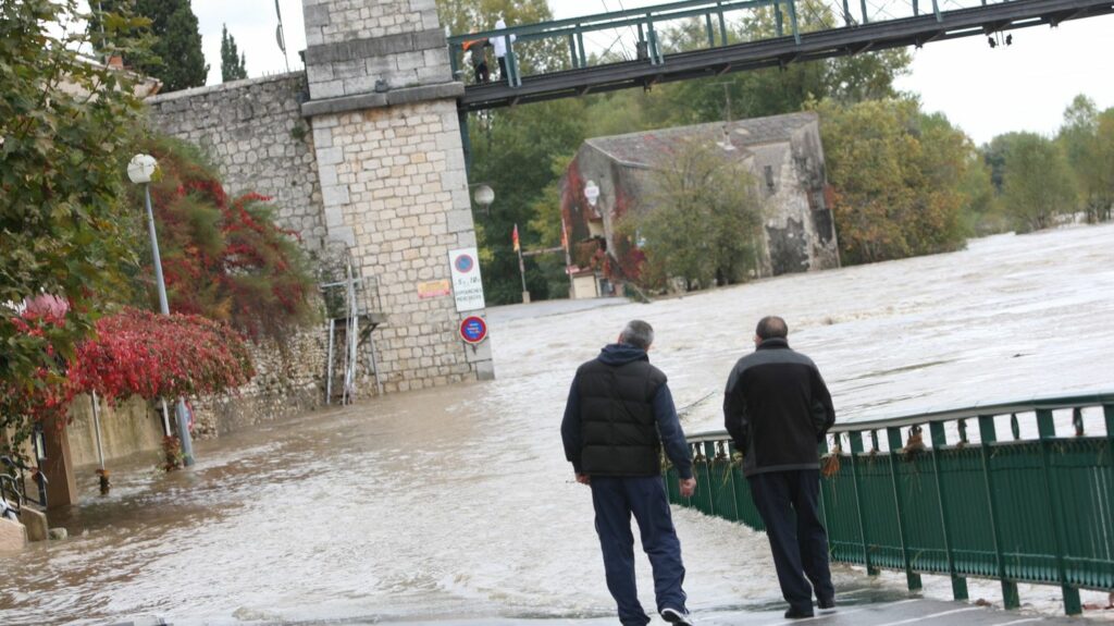 Intempéries en Ardèche : les écoles et crèches évacuées à Annonay, les établissements scolaires fermés dans le département à partir de 16 heures, annonce la préfecture