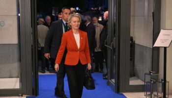 La présidente de la Commission européenne, Ursula Von der Leyen, arrive à une réunion du Parti populaire européen (PPE) à Bruxelles le 17 octobre 2024.