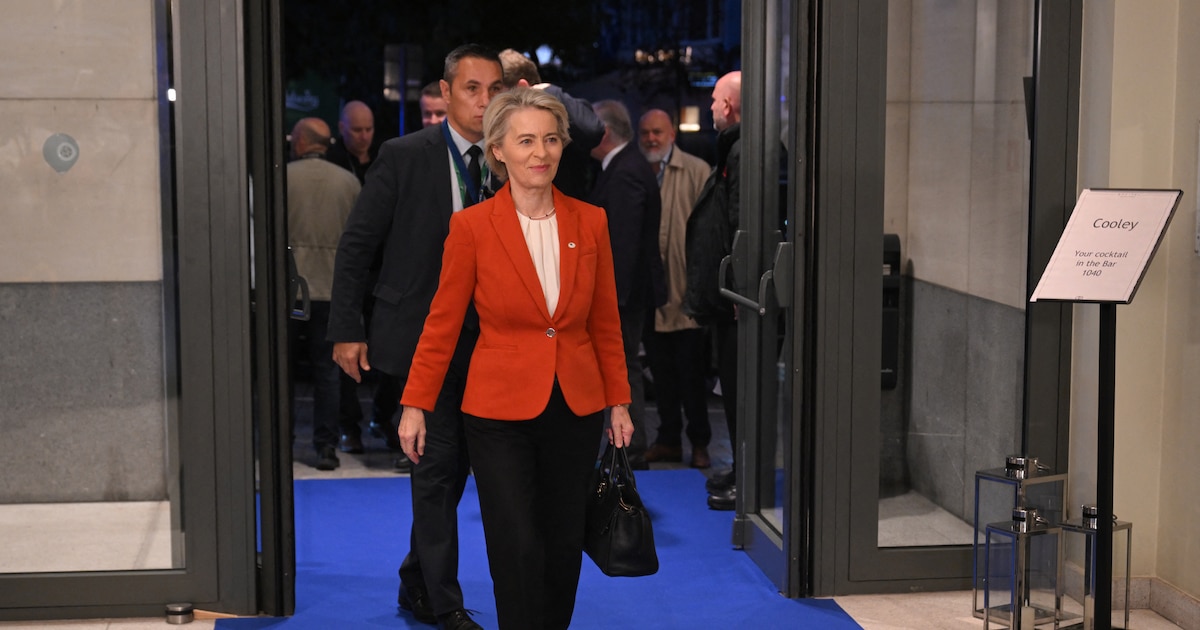 La présidente de la Commission européenne, Ursula Von der Leyen, arrive à une réunion du Parti populaire européen (PPE) à Bruxelles le 17 octobre 2024.