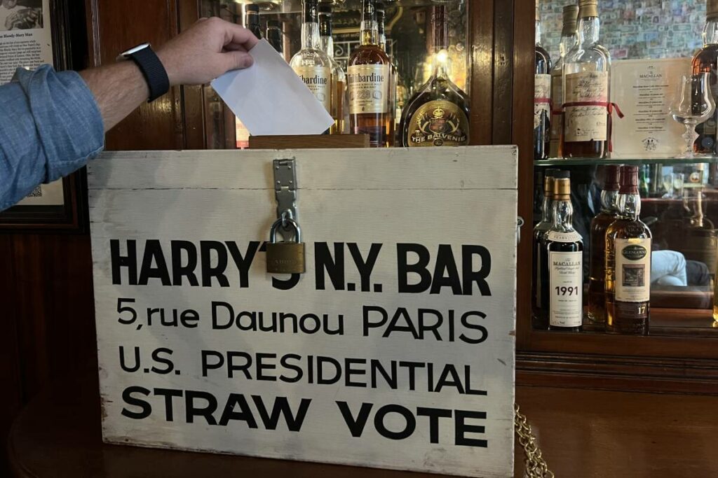 Au Harry’s bar de Paris, Kamala Harris devance Donald Trump… de 5 voix