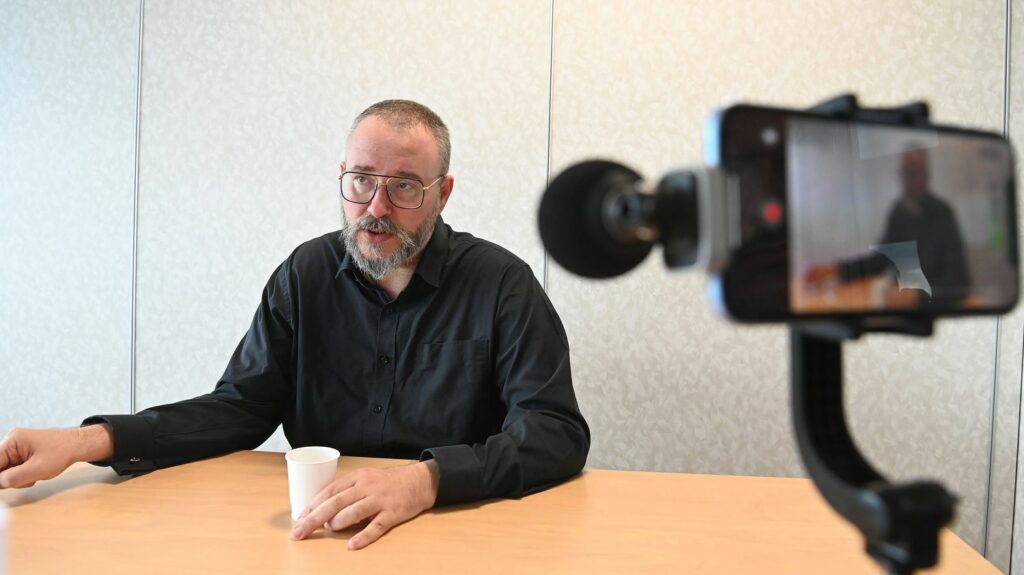 Chantage à la vidéo intime à Saint-Étienne : Gilles Rossary-Lenglet, qui avait révélé l'affaire, entame une grève de la faim pour obtenir la révocation du maire