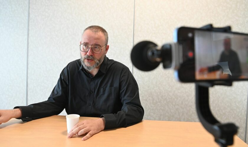 Chantage à la vidéo intime à Saint-Étienne : Gilles Rossary-Lenglet, qui avait révélé l'affaire, entame une grève de la faim pour obtenir la révocation du maire