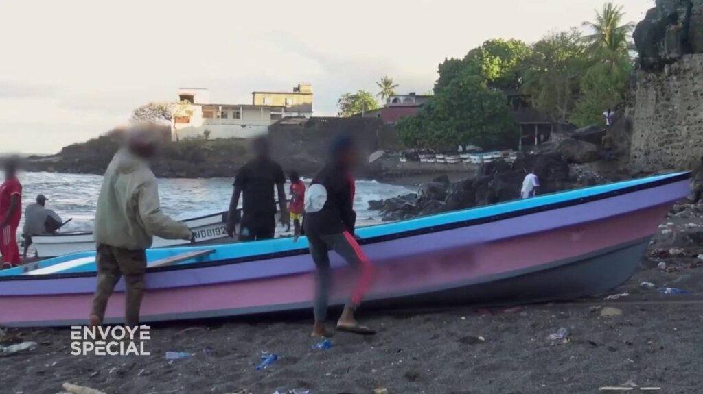 VIDEO. "C'est du business, c'est pas du trafic" : "Envoyé spécial" au cœur des filières de passeurs qui organisent les traversées de l'île d'Anjouan à Mayotte