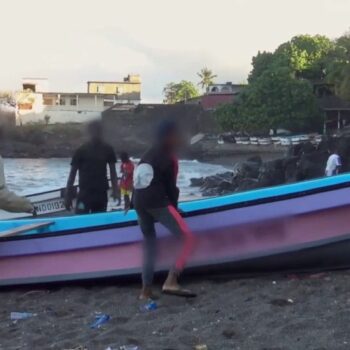 VIDEO. "C'est du business, c'est pas du trafic" : "Envoyé spécial" au cœur des filières de passeurs qui organisent les traversées de l'île d'Anjouan à Mayotte