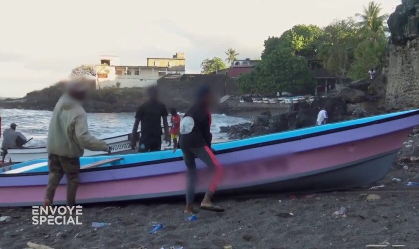 VIDEO. "C'est du business, c'est pas du trafic" : "Envoyé spécial" au cœur des filières de passeurs qui organisent les traversées de l'île d'Anjouan à Mayotte