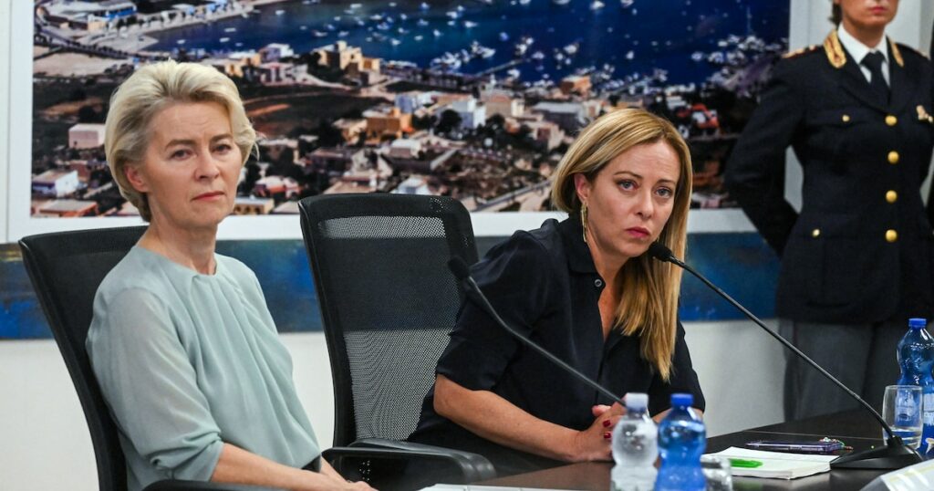 La présidente de la Commission européenne Ursula von der Leyen (à gauche) et la Première ministre Giorgia Meloni (à droite) ont présenté une conférence de presse commune sur l'île italienne de Lampedusa, dimanche 17 septembre 2023.