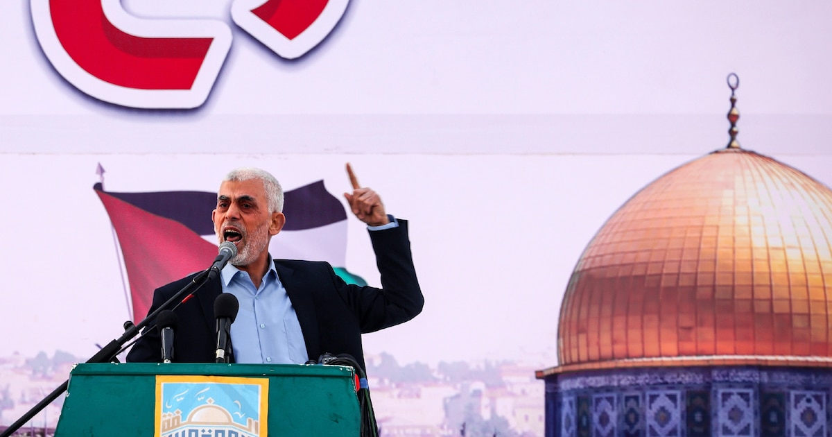 Photo d'archive de Yahya Sinouar, chef du mouvement islamiste palestinien Hamas dans la bande de Gaza, lors d'un discours dans la ville de Gaza, le 14 avril 2023