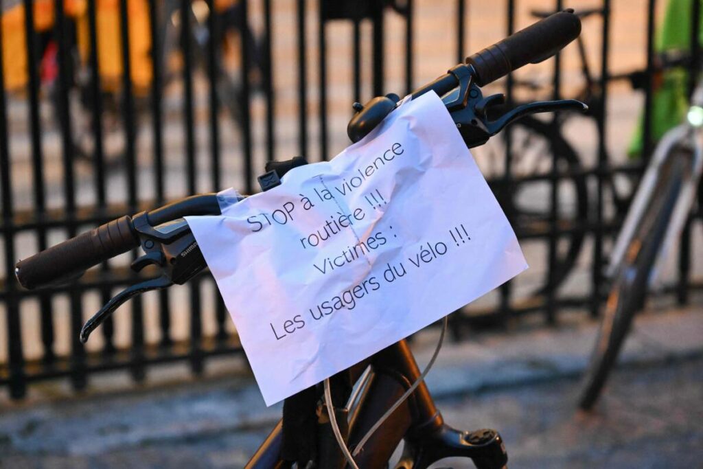 Les images de l’hommage émouvant au cycliste tué par un automobiliste à Paris