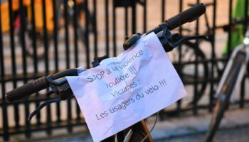 Les images de l’hommage émouvant au cycliste tué par un automobiliste à Paris