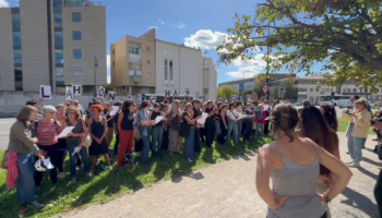 Procès de Mazan : qui est cette chorale féministe qui soutient Gisèle Pelicot depuis le début du procès ?