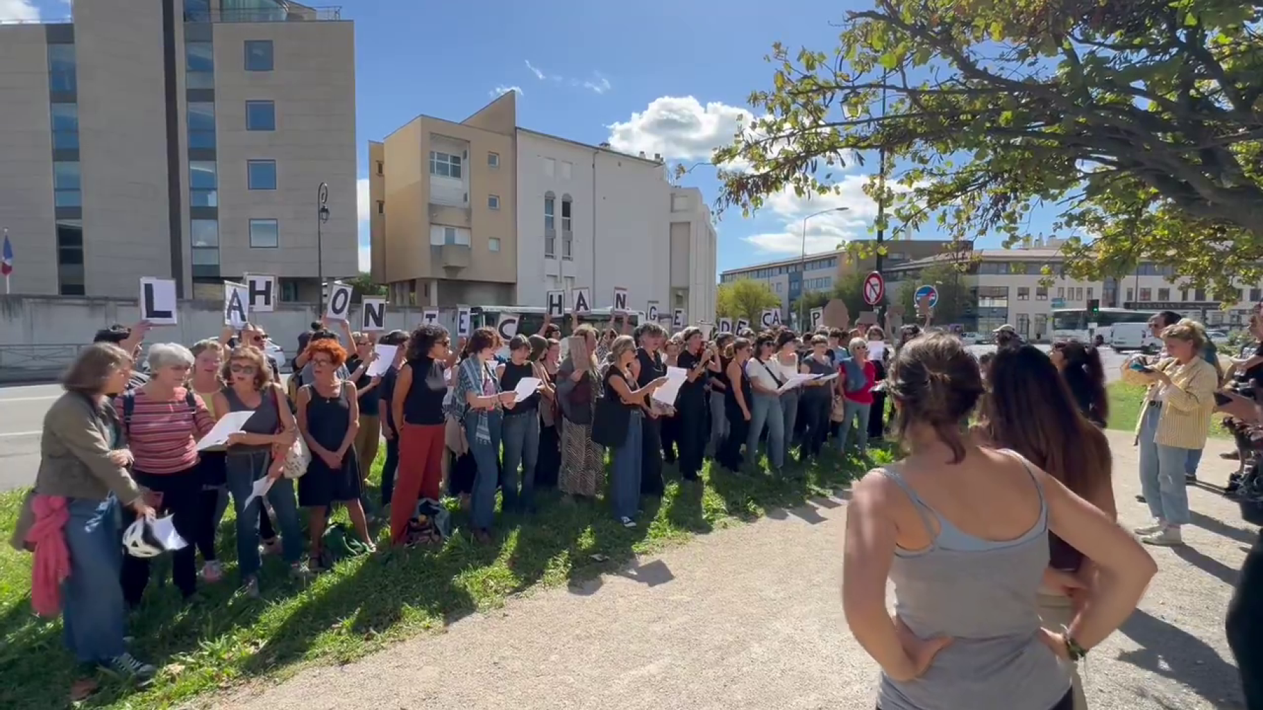 Procès de Mazan : qui est cette chorale féministe qui soutient Gisèle Pelicot depuis le début du procès ?