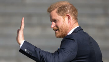 Le Prince Harry fait une impressionnante démonstration de surf dans cette vidéo