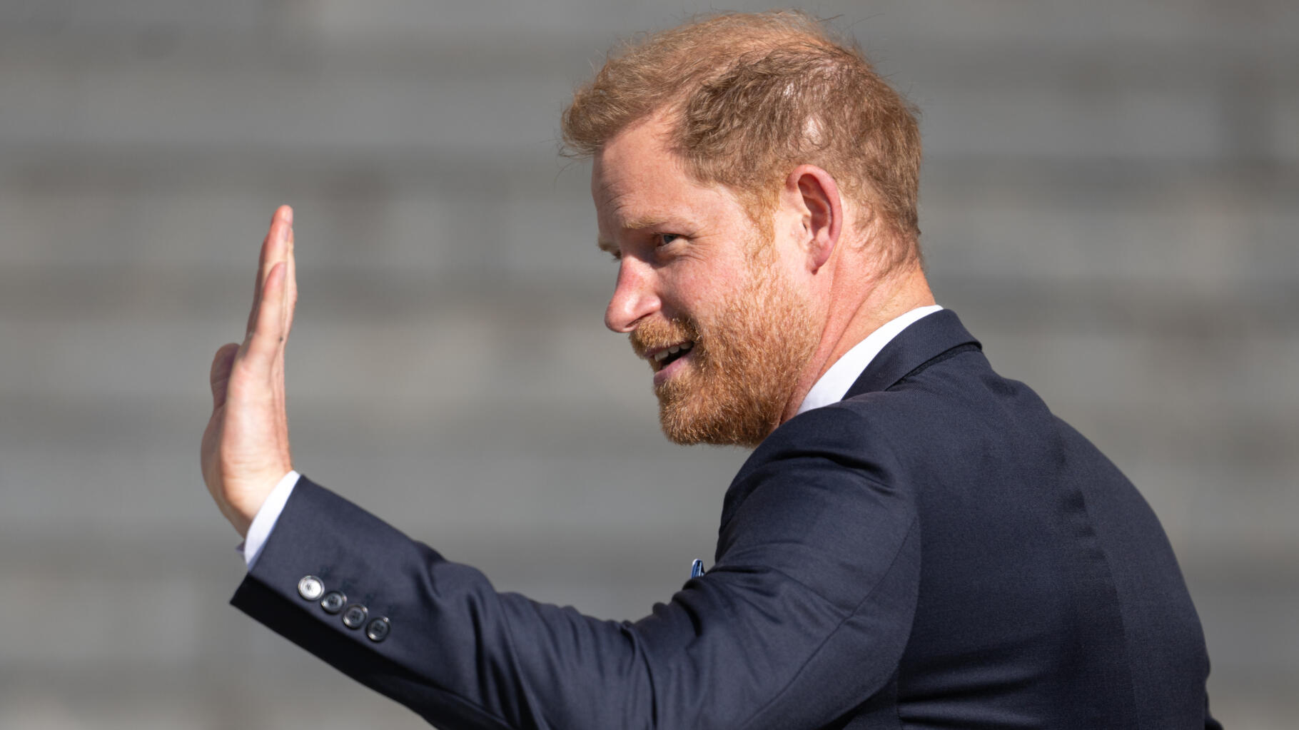 Le Prince Harry fait une impressionnante démonstration de surf dans cette vidéo