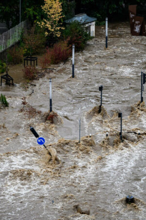 Inondations et crues : plus aucun département en vigilance rouge, 18 de la moitié sud restent en alerte orange… Le point sur la situation