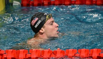 Natation : pour sa première course depuis les JO, Léon Marchand réalise le meilleur temps des séries du 100 m 4 nages à Shanghai