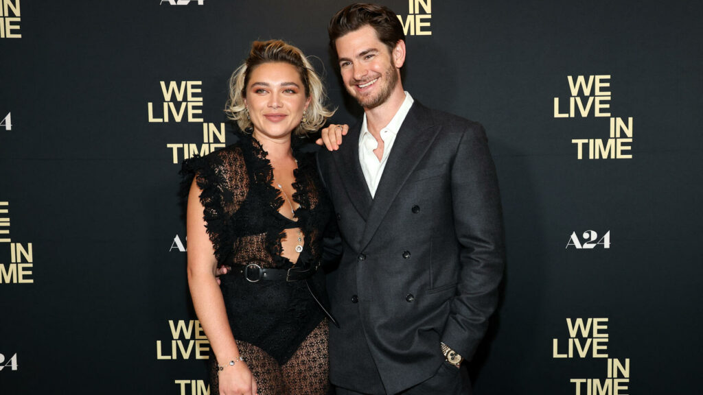 « L’Amour au présent » : Andrew Garfield remplace Florence Pugh par une silhouette en carton