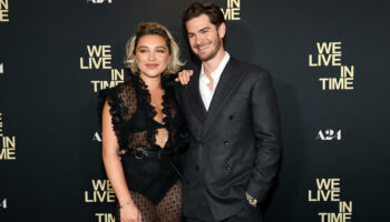 « L’Amour au présent » : Andrew Garfield remplace Florence Pugh par une silhouette en carton