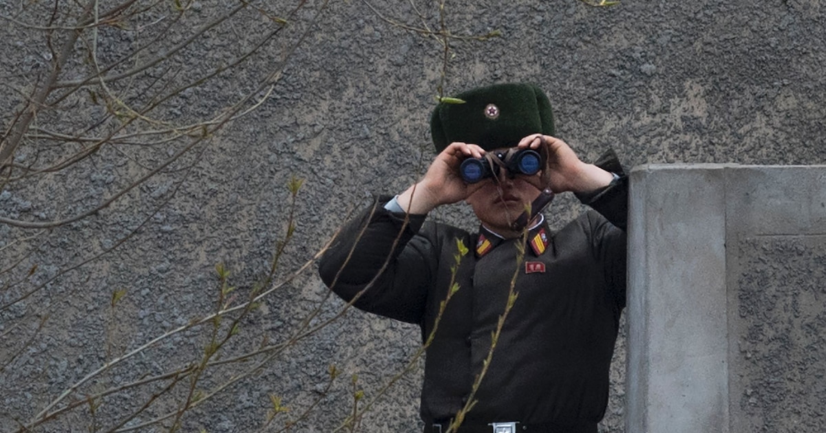 Un soldat nord-coréen surveille la frontière avec la Chine près de Sinuiju, en Corée du Nord, en avril 2017