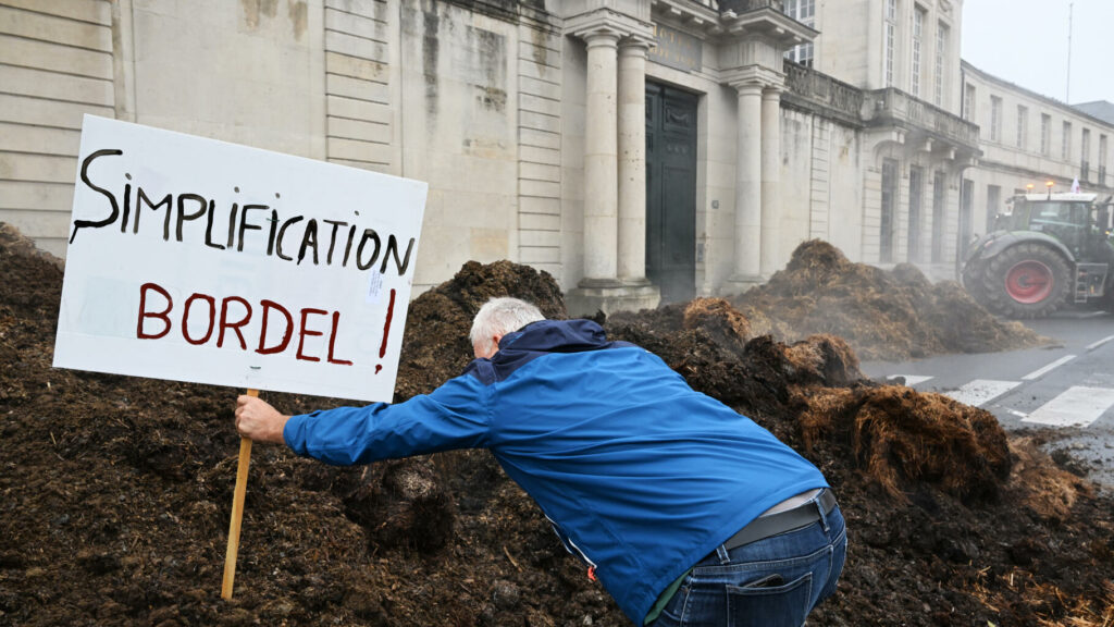 Fumier, tracteurs dans les rues... les agriculteurs reprennent les actions coups de poing